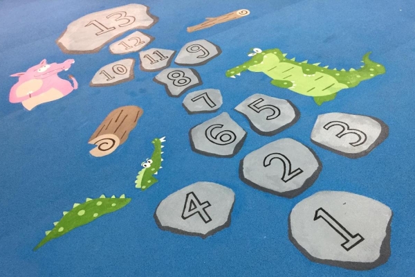 學生設計雨天操場跳飛機