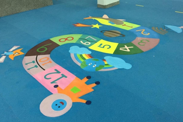 學生設計雨天操場跳飛機